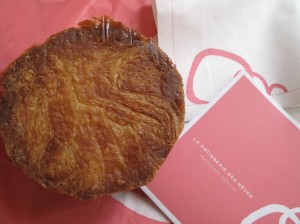 kouignaman,the white cloth serviette n pamphlet that contains info about their cakes